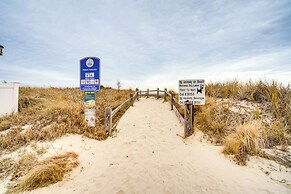 Steps to Sand: Villas Beach House w/ Decks!