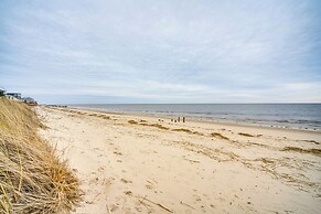 Steps to Sand: Villas Beach House w/ Decks!