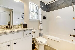 Ideal Location & Mountain Views: Chattanooga Home!