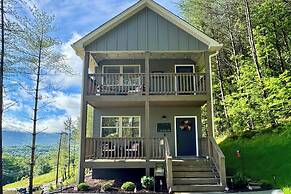 Ideal Location & Mountain Views: Chattanooga Home!