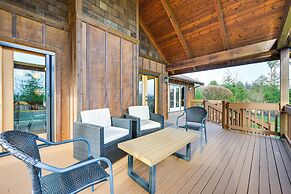 Gorgeous Home w/ Mt Rainier Views: 4 Mi to Poulsbo