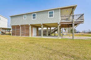 Walk to Gulf: Surfside Beach Home w/ Deck