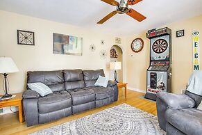 1 Mi to Lambeau Field: Residential Home w/ Yard