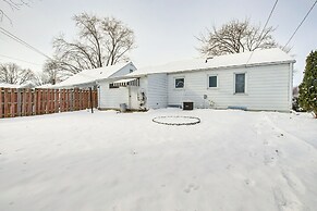 1 Mi to Lambeau Field: Residential Home w/ Yard