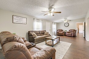 Charming Retreat w/ Games & Yard in Oglethorpe!