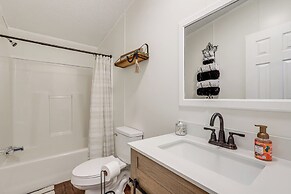 Charming Retreat w/ Games & Yard in Oglethorpe!