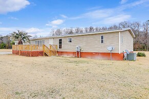 Charming Retreat w/ Games & Yard in Oglethorpe!