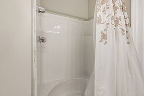 Charming Retreat w/ Games & Yard in Oglethorpe!