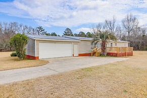 Charming Retreat w/ Games & Yard in Oglethorpe!