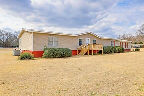 Charming Retreat w/ Games & Yard in Oglethorpe!