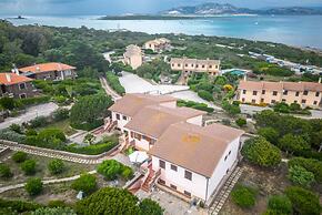 Comfort and Privacy for 4 Guests by La Pelosa Beach