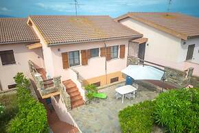 Comfort and Privacy for 4 Guests by La Pelosa Beach