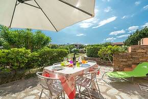 Comfort and Privacy for 4 Guests by La Pelosa Beach