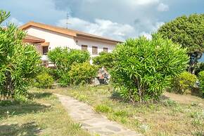 Comfort and Privacy for 4 Guests by La Pelosa Beach