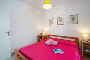 Comfort and Privacy for 4 Guests by La Pelosa Beach