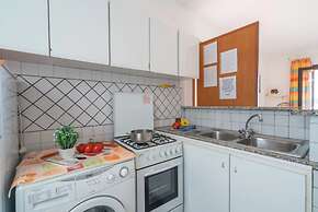 Comfort and Privacy for 4 Guests by La Pelosa Beach