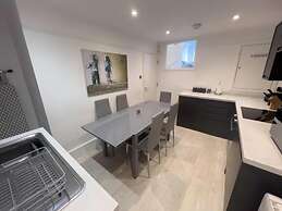 Apartmentsleeps8-wifi-famillyfriendly-citycentre