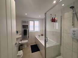 Apartmentsleeps8-wifi-famillyfriendly-citycentre