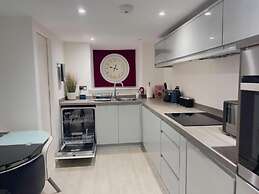 Spacious1br-6guests-walktoshops-fastwifi