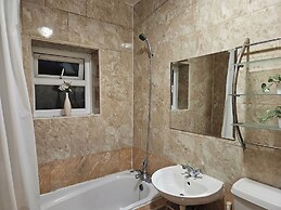 Mitcham Junction - 2 Bed Apartment - Sleeps 6