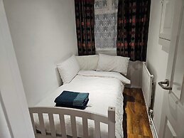 Mitcham Junction - 2 Bed Apartment - Sleeps 6