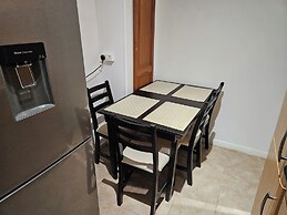 Mitcham Junction - 2 Bed Apartment - Sleeps 6