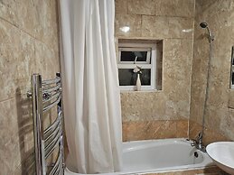 Mitcham Junction - 2 Bed Apartment - Sleeps 6