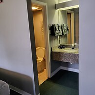 2 queen beds hotel studio 107 Hot tub