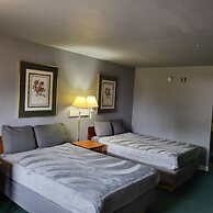 2 queen beds hotel studio 107 Hot tub