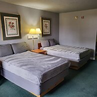 2 queen beds hotel studio 107 Hot tub