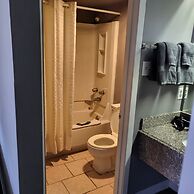 2 queen beds hotel studio 107 Hot tub