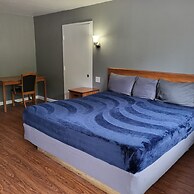 2 queen beds hotel studio 107 Hot tub