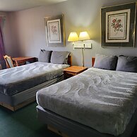 2 queen beds hotel studio 107 Hot tub