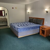 2 queen beds hotel studio 107 Hot tub