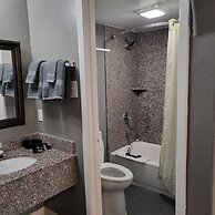 2 queen beds hotel studio 107 Hot tub