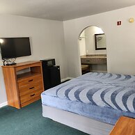 2 queen beds hotel studio 107 Hot tub