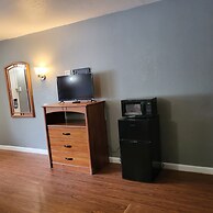 2 queen beds hotel studio 107 Hot tub