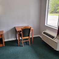 2 queen beds hotel studio 107 Hot tub