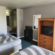 2 queen beds hotel studio 107 Hot tub