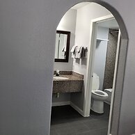 2 queen beds hotel studio 107 Hot tub