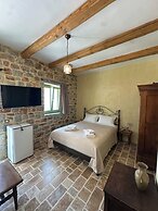 Arapis Rooms & Suites