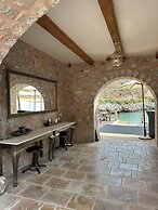 Arapis Rooms & Suites