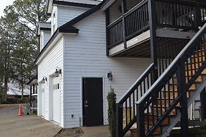 Charming Apartment With Lake Views: Wifi & Privacy