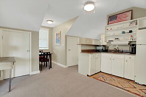 Charming Apartment With Lake Views: Wifi & Privacy