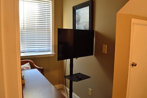 Charming Apartment With Lake Views: Wifi & Privacy