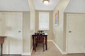 Charming Apartment With Lake Views: Wifi & Privacy