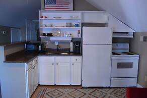 Charming Apartment With Lake Views: Wifi & Privacy