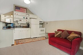 Charming Apartment With Lake Views: Wifi & Privacy