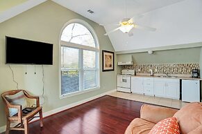 Charming Apartment With Lake Views: Wifi & Privacy