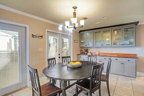 Luxury Lakefront 4br: Hot Tub, Game Room & Wi-fi
